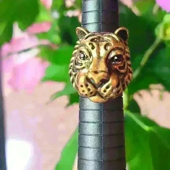 Big cat ring  lion or tiger head ?  Ring size 7.5 - Picture 1 of 16